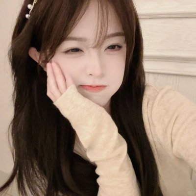 当她换上泳衣